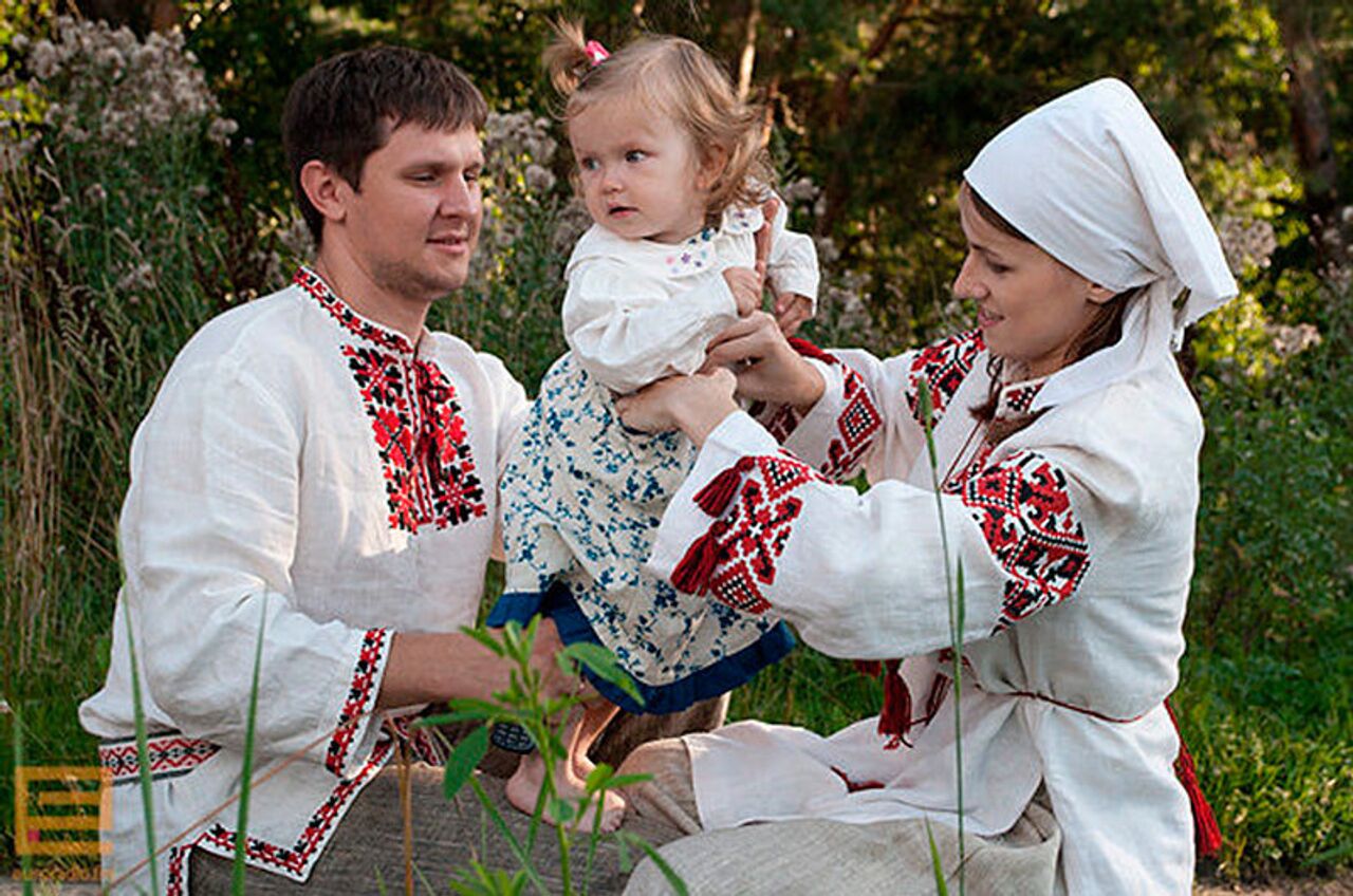 Семья года в беларуси. Белорусская семья. Белорусские традиции. Семья в белорусских костюмах. Семья белорусов.